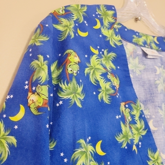 Peaches Uniforms | Women's Frog in Palm Tree Printed Scrubs Jacket (Size Small) - Picture 5 of 13